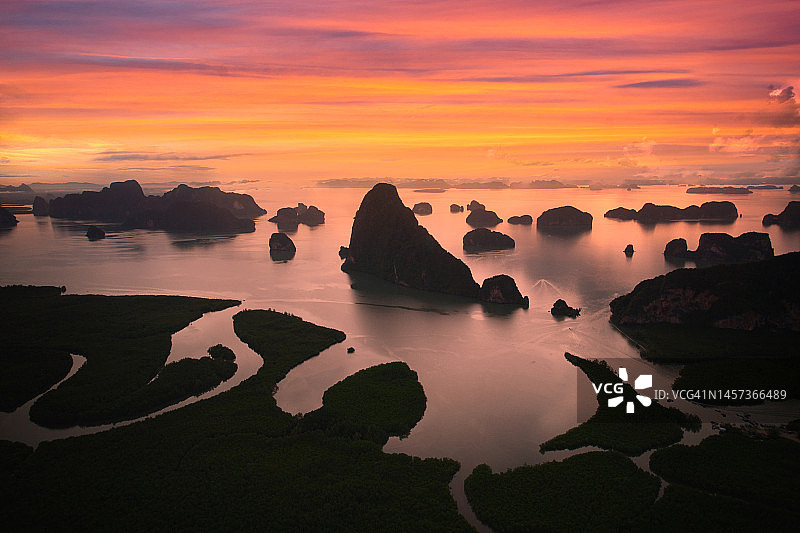 泰国普吉岛攀牙湾的早晨鸟瞰图图片素材