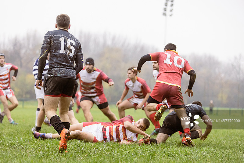 橄榄球比赛：拦截图片素材