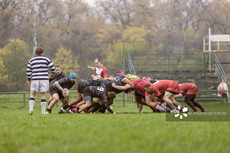 橄榄球队进行争球图片素材