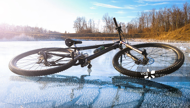 冰冻湖面上的山地自行车图片素材