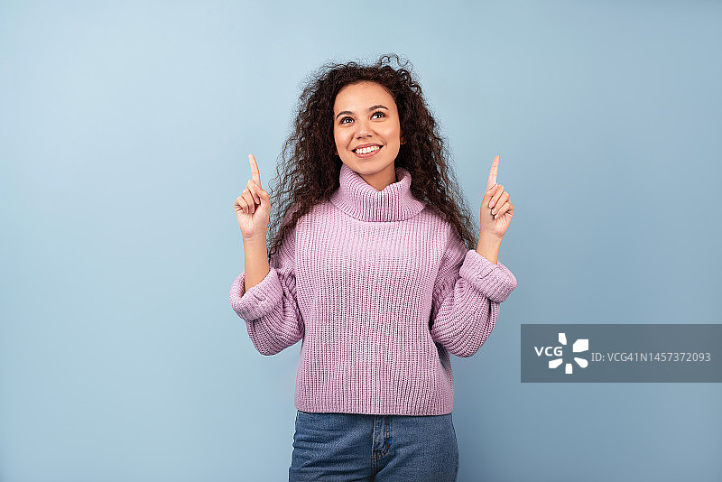 在明亮背景下指明方向的深色皮肤女子广告banner图片素材