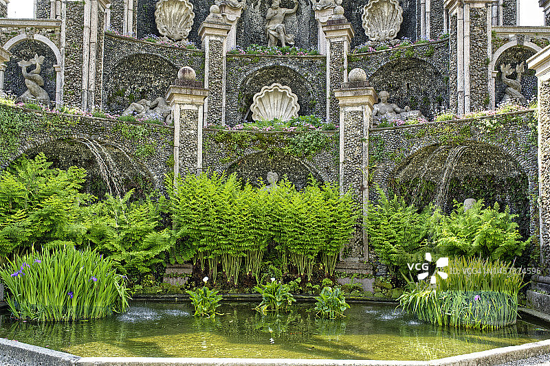 美丽岛花园的大型喷泉图片素材