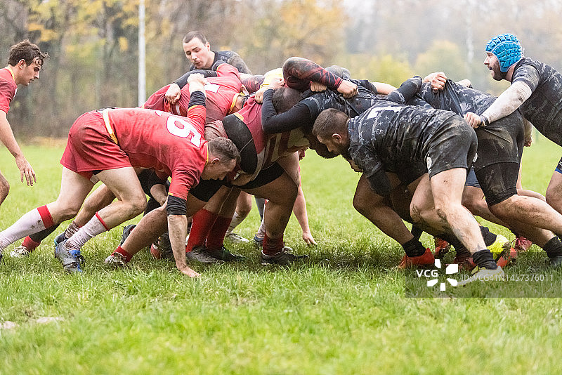 橄榄球队进行争球图片素材