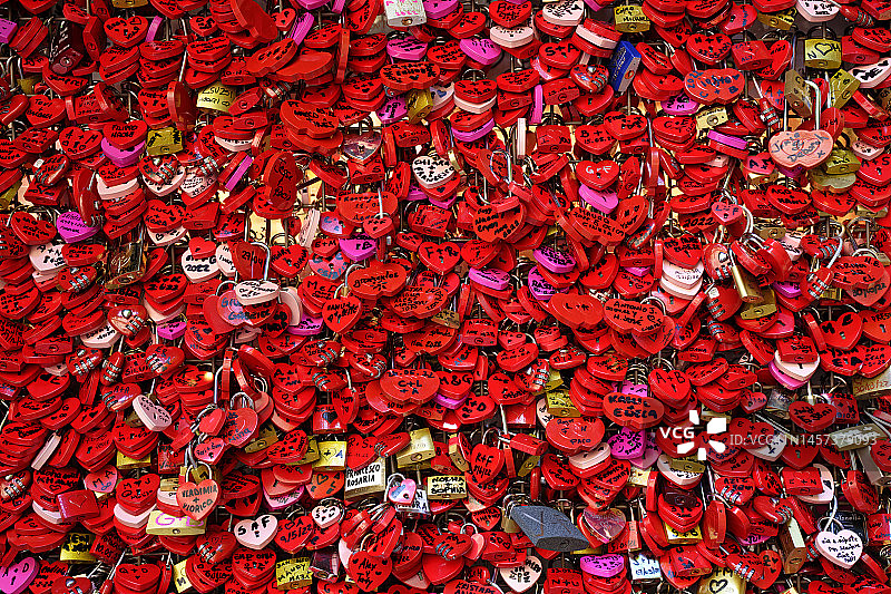 维罗纳网格上的心形和挂锁，爱的象征图片素材