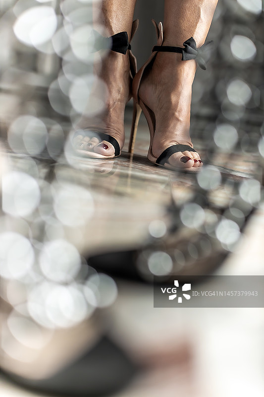 女子穿着红色指甲油高跟凉鞋的下半身照片图片素材