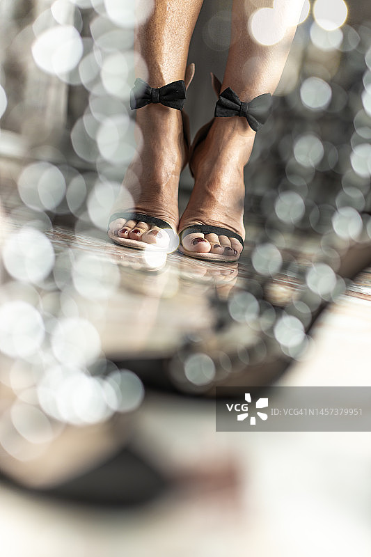 女子穿着红色指甲油高跟凉鞋的下半身照片图片素材