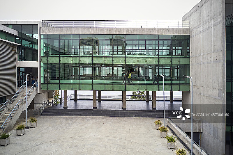 学校建筑外观和露天四合院图片素材