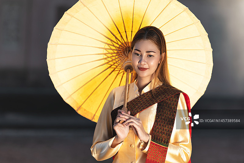 穿着泰国传统文化服装的亚洲女人图片素材