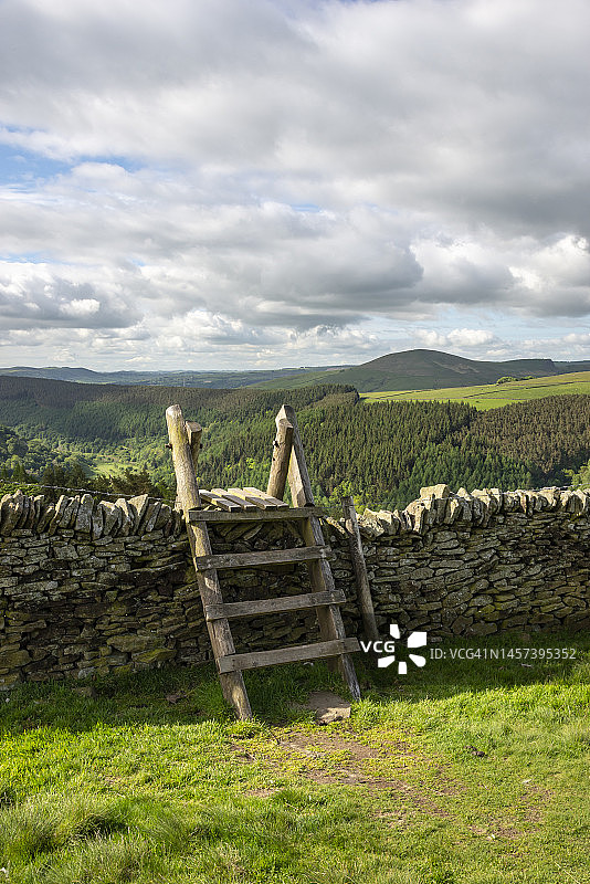 英格兰德比郡峰区山丘上的跨栏图片素材