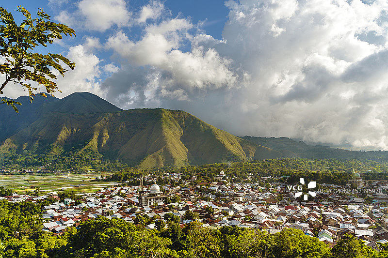 龙目岛林贾尼火山的绿色景观，前景是穆斯林城市图片素材