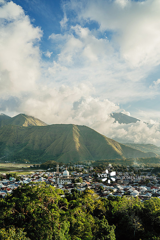 龙目岛林贾尼火山绿色景观与夏季穆斯林城市图片素材