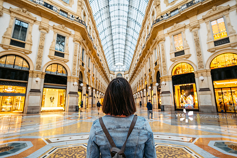 在米兰埃马努埃莱二世拱廊街的年轻女游客图片素材