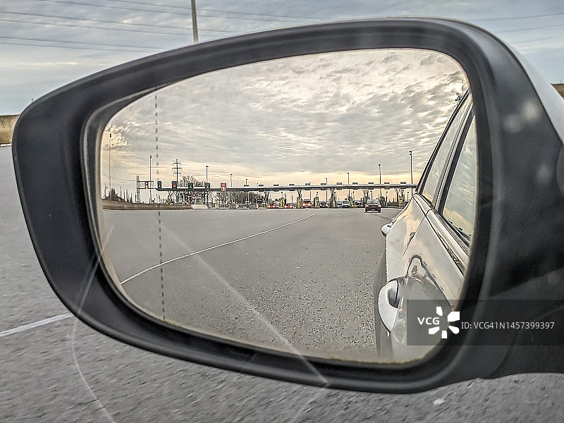 A2高速公路收费站的后视镜图片素材