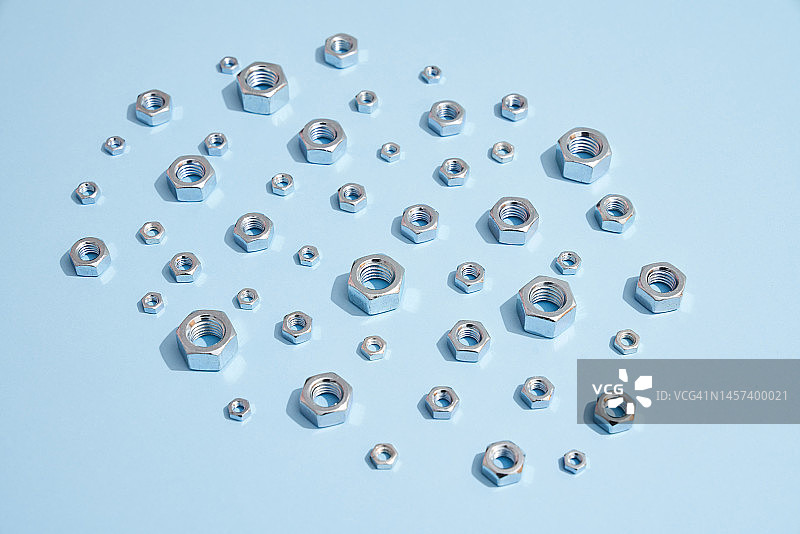 蓝色背景上的多个六角螺母图片素材
