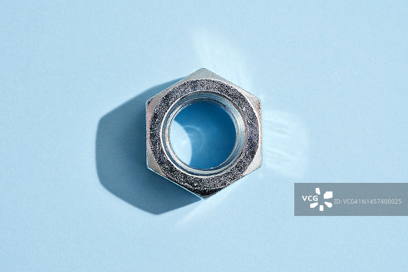 蓝色背景上的六角螺母图片素材