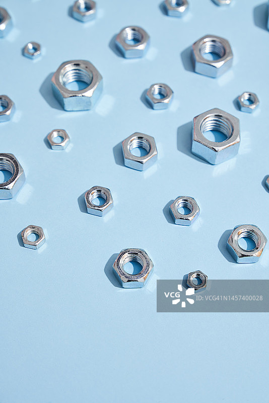 蓝色背景上的多个六角螺母图片素材