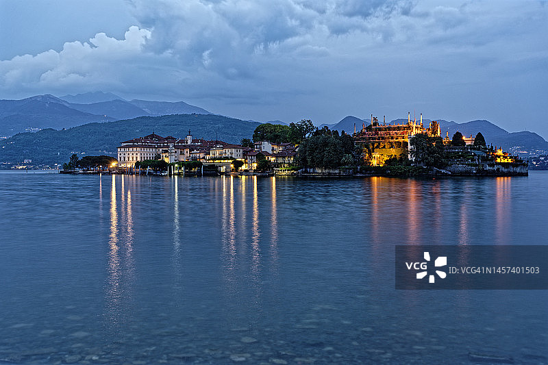 夜幕下的博罗梅安群岛，蓝色时刻图片素材