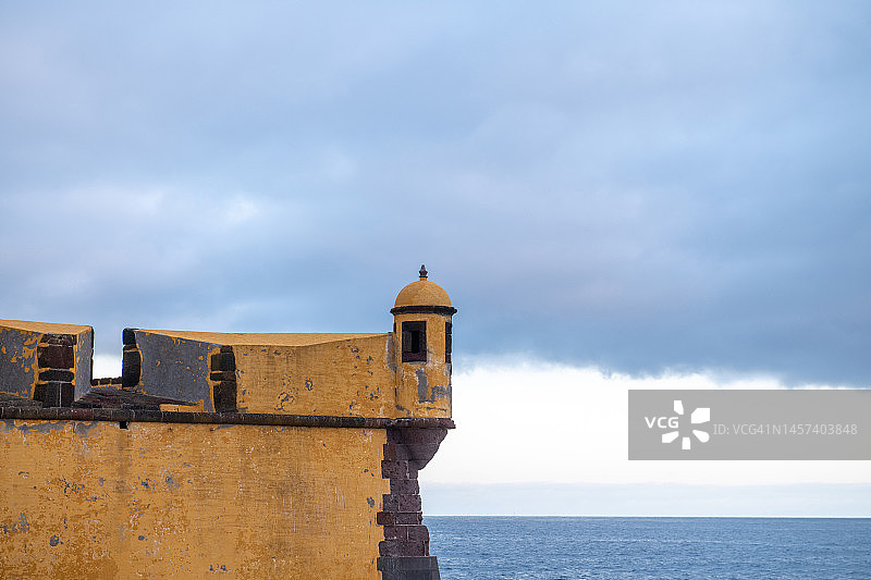 多云天空下的丰沙尔圣地亚哥堡垒图片素材