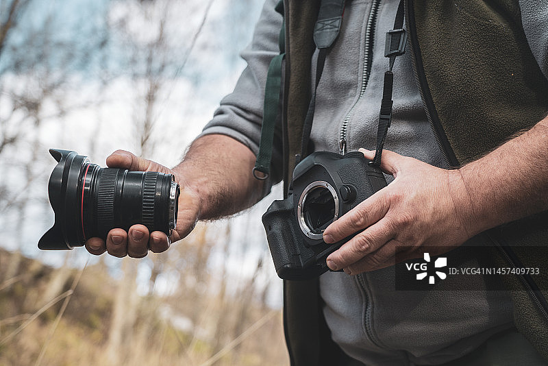 野生动物摄影师更换镜头图片素材
