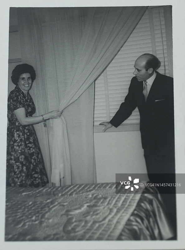 新家中的幸福新婚夫妇黑白摄影图片素材