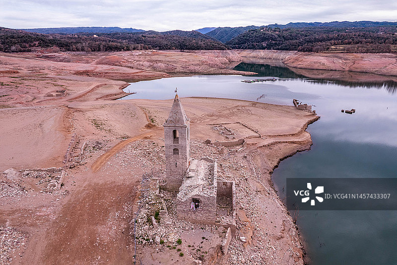 西班牙严重干旱后Sau水库中浮现的幽灵村庄航拍视角图片素材