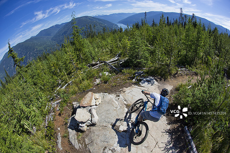 在加拿大不列颠哥伦比亚省山地自行车骑行图片素材