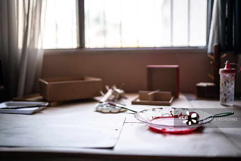 家中带有绘画和工艺工具的桌子特写图片素材