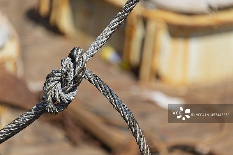 打结的钢缆特写图片素材
