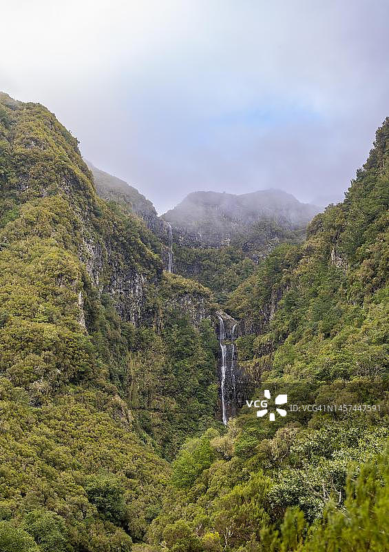 葡萄牙马德拉岛拉巴萨尔山间森林中的里斯科瀑布图片素材
