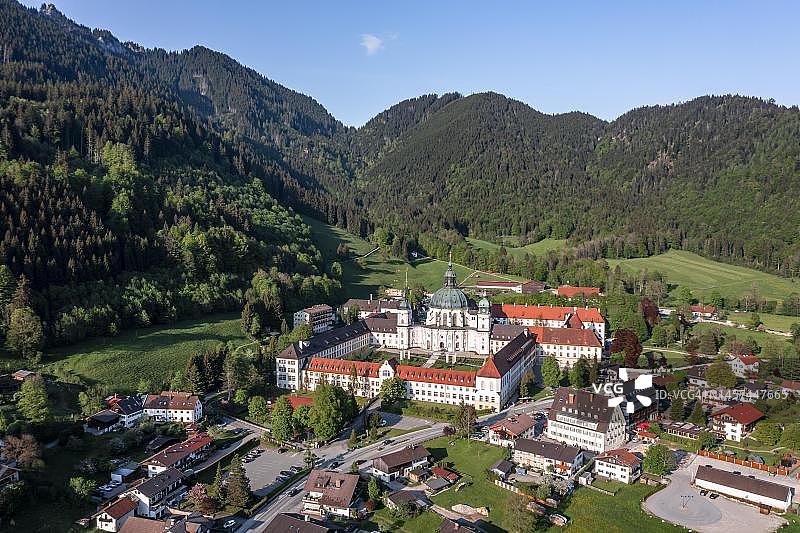 德国巴伐利亚州埃塔尔本笃会修道院和巴洛克教堂航拍视角图片素材