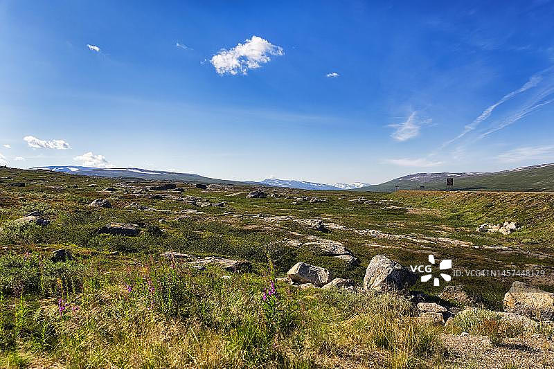 北极圈内寸草不生的荒凉景色,阳光明媚,位于挪威诺尔兰郡拉纳的萨尔特菲耶尔-斯瓦蒂森国家公园图片素材