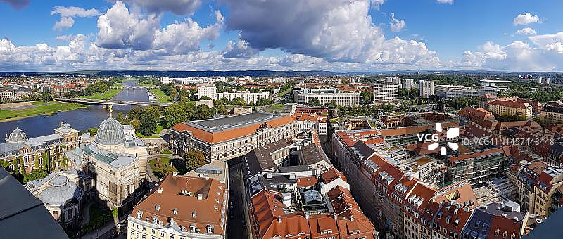 德国萨克森州德累斯顿圣母教堂俯瞰的德累斯顿和易北河全景照片图片素材