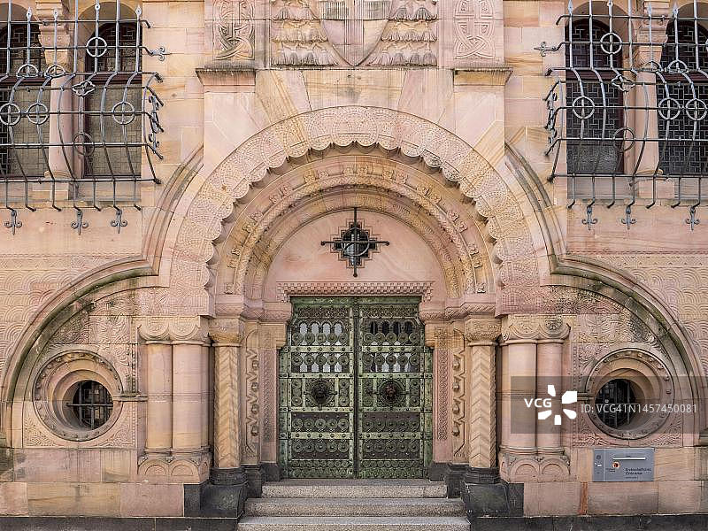 弗莱堡老城区大主教管区建筑的艺术入口，位于德国巴登-符腾堡州黑森林图片素材