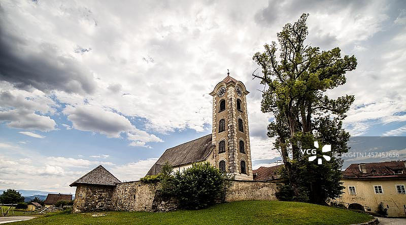 献给圣乔治的天主教本堂区教堂，位于奥地利克恩顿州图片素材