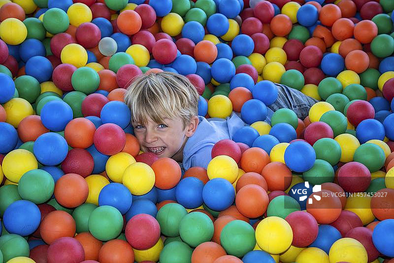 在旧游乐园Braendesgardshaven或Joboland的球海中玩耍,地点:丹麦斯瓦内克,博恩霍尔姆图片素材