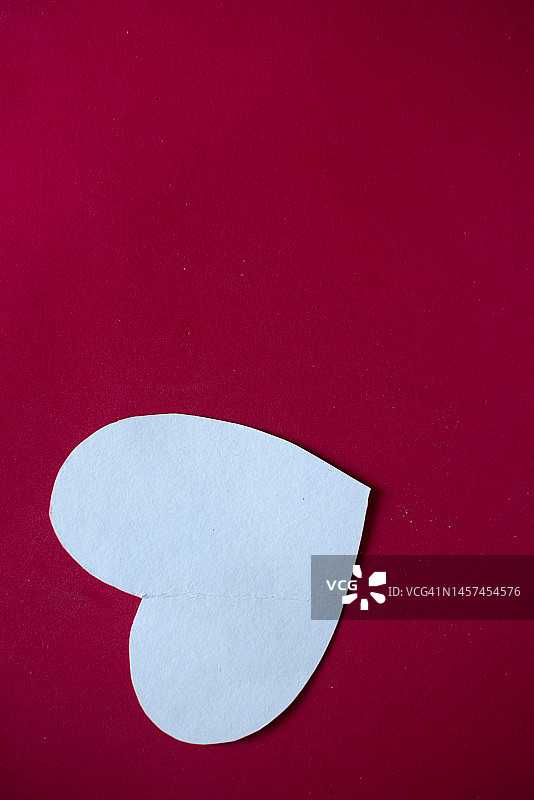 红色背景上的纸质心形剪纸图片素材