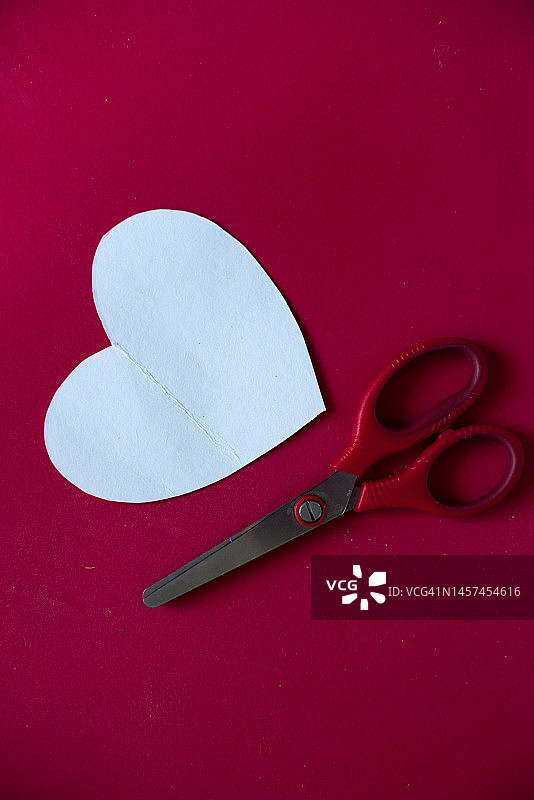 红色背景上的纸质心形剪纸图片素材