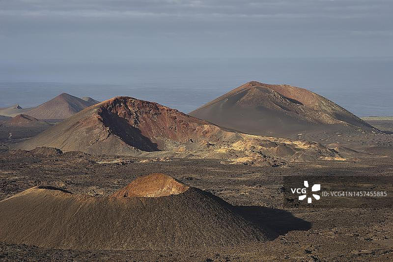 火山锥和火山口，蒂曼法亚国家公园，火山景观，西班牙兰萨罗特岛图片素材