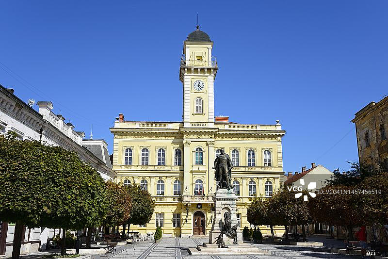 斯洛伐克科马尔诺的市政厅和格奥尔格·克拉普卡雕像图片素材