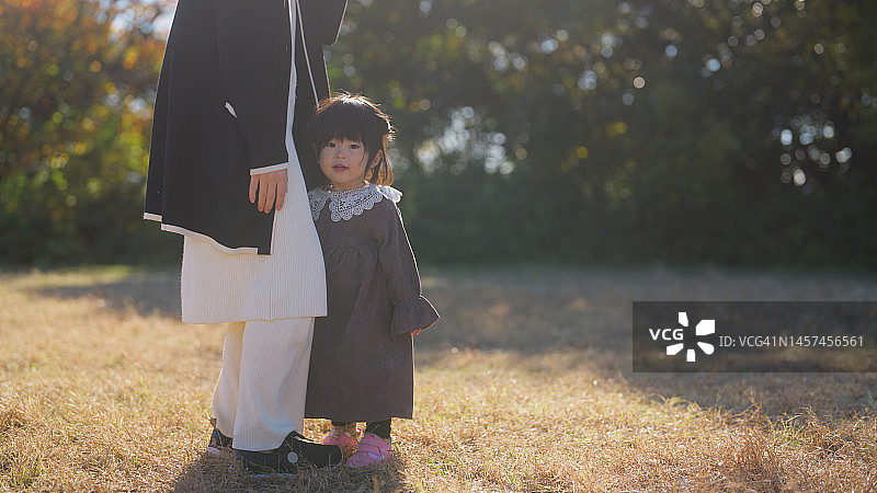 女儿在户外和大自然中拥抱母亲图片素材