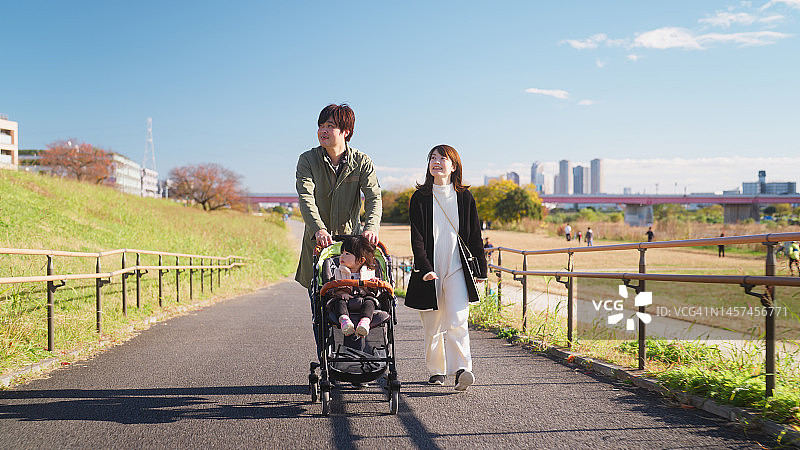 一家人享受温暖天气，一起散步图片素材