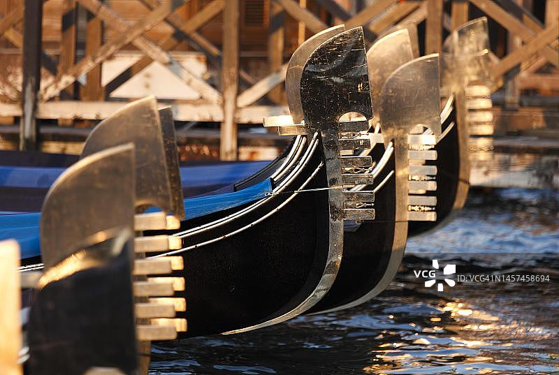 贡多拉船头的六个铁制弓形物象征着威尼斯的六个区，意大利威尼托图片素材