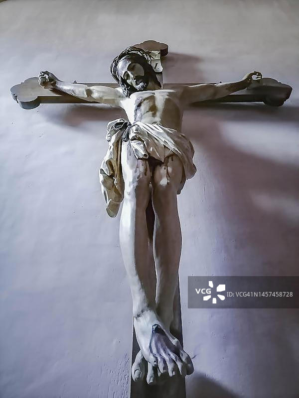 赖因修道院墙上的耶稣受难像，该修道院是世界上最古老的西多会修道院，位于奥地利格拉茨附近的赖因图片素材