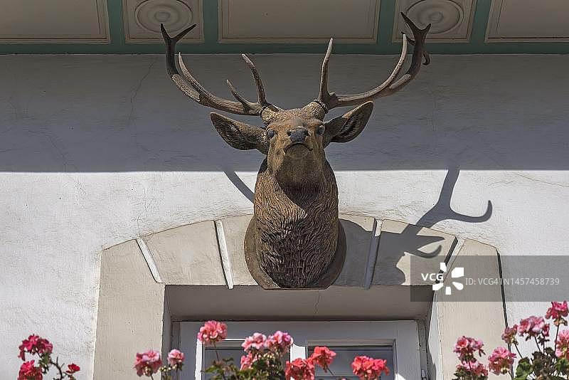 住宅上的雄鹿雕像，德国巴伐利亚州图片素材