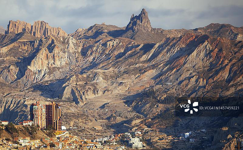 玻利维亚穆里略省拉巴斯市的乔克亚普河峡谷图片素材