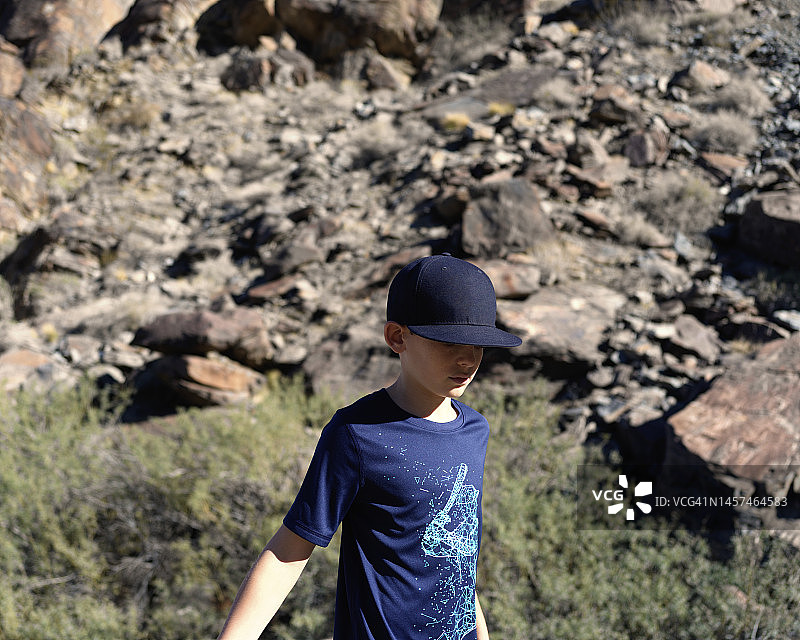 孩子在岩石区徒步旅行图片素材