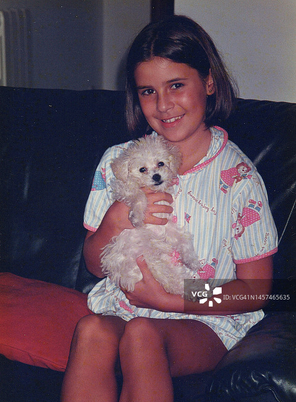 女孩和她的幼犬好朋友图片素材