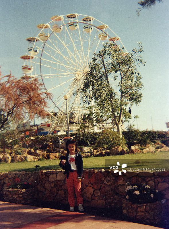 20世纪90年代游乐园里的女孩图片素材