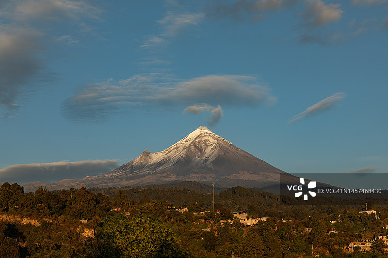 波波卡特佩特火山的乡村景观图片素材