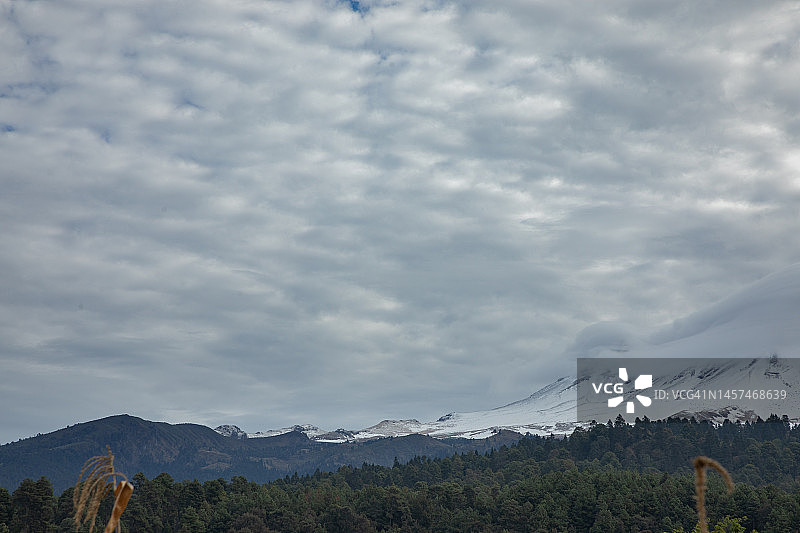 波波卡特佩特火山脚下雪景图片素材